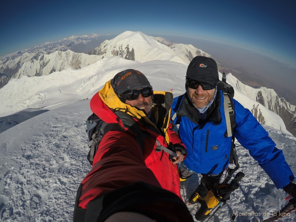 Luis y Javi en la cima del Pico Lenin, 7.134 mts., detrás el pico Dzerzhinsky